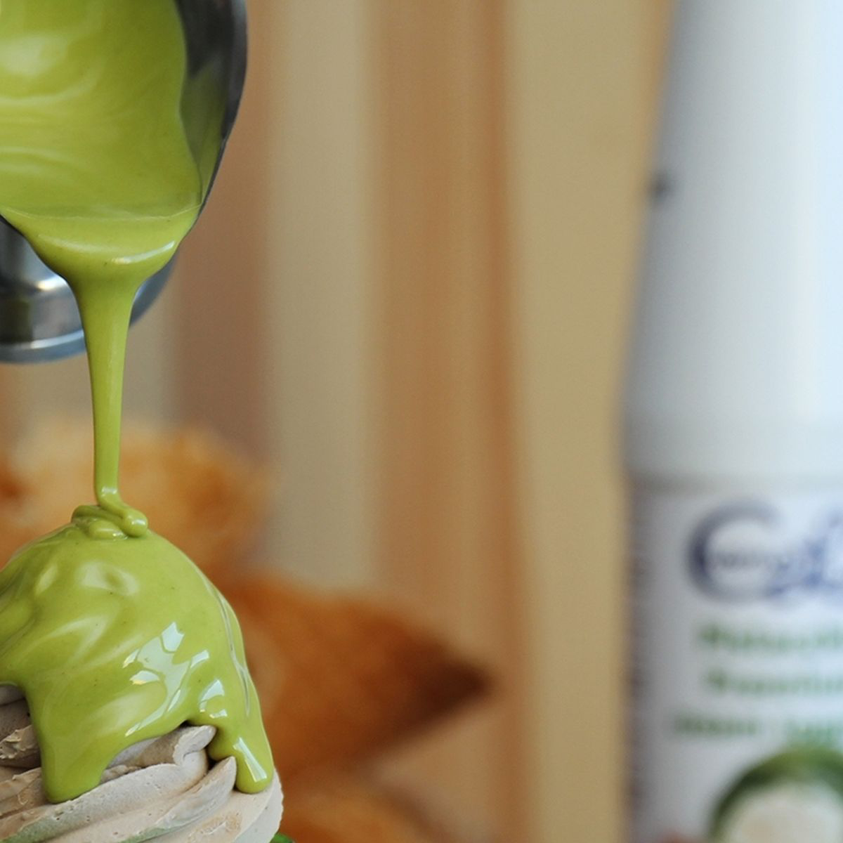 Cremolinea Pistacchio Premium Topping Sauce 800g squeeze bottle with pistachio design on the label, displayed upright on a plain background.