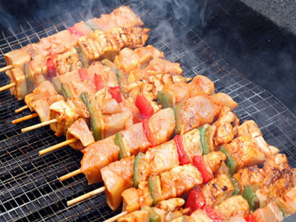 Bundle of 250mm x 3mm bamboo skewers arranged in bulk, showcasing their smooth, pointed design and natural finish, with eco-friendly packaging labeled “1000 per pack,” ideal for grilling and catering use.