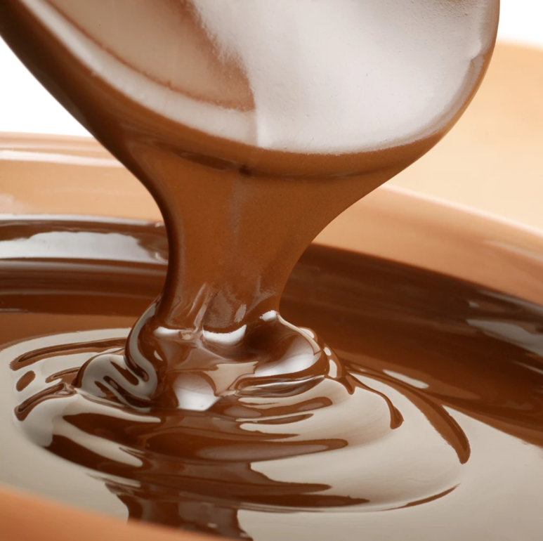 3.5kg tub of vegan liquid milk chocolate-flavoured sauce, a ready-to-use alternative to solid vegan chocolate, ideal for desserts—requires stirring before use to maintain consistency.
