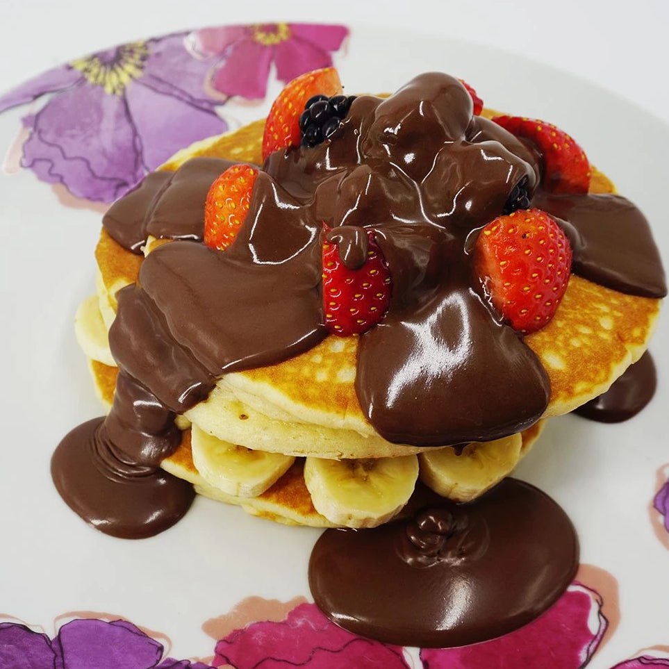 3.5kg tub of vegan liquid milk chocolate-flavoured sauce, a ready-to-use alternative to solid vegan chocolate, ideal for desserts—requires stirring before use to maintain consistency.